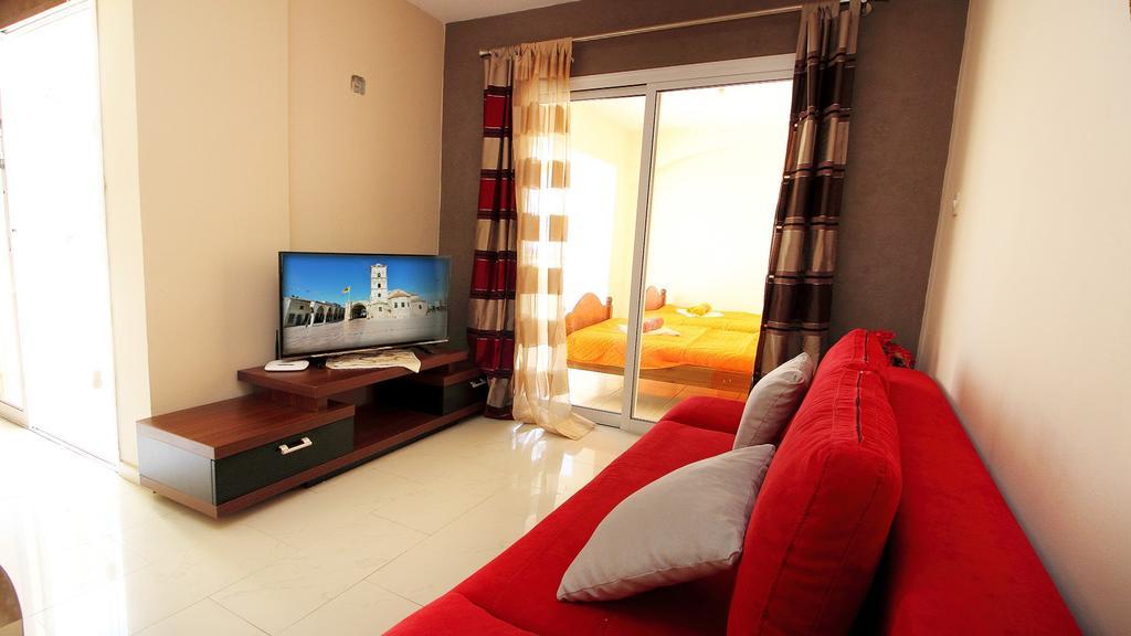 Panikos Beach Apartment I Larnaca Eksteriør billede