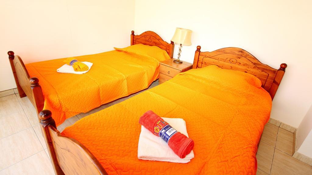 Panikos Beach Apartment I Larnaca Eksteriør billede