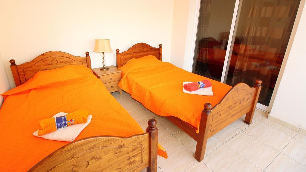 Panikos Beach Apartment I Larnaca Eksteriør billede