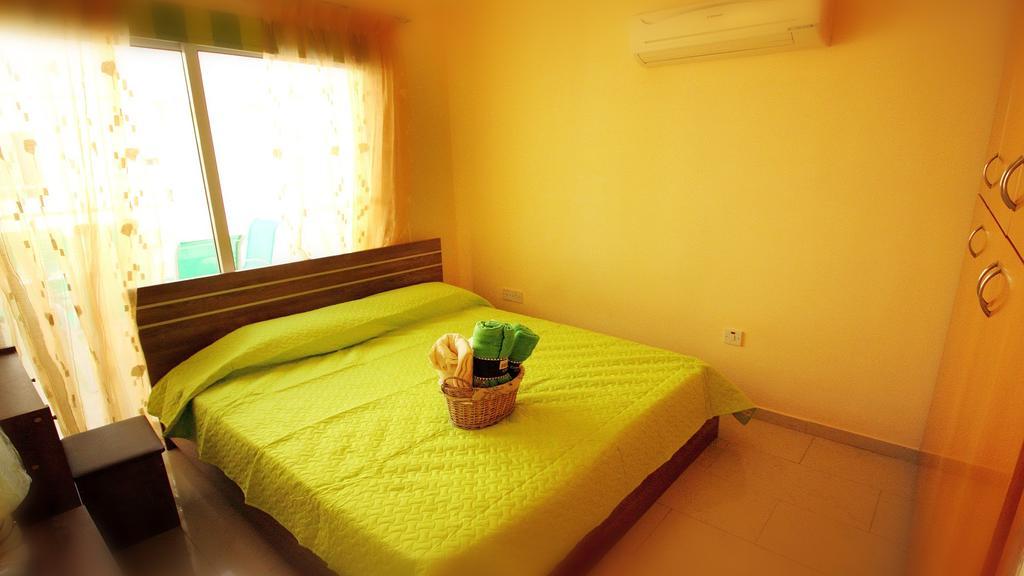 Panikos Beach Apartment I Larnaca Eksteriør billede